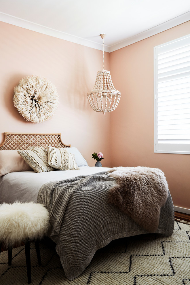 Idées déco pour une chambre contemporaine avec un mur rose, un sol en bois brun et un sol marron.