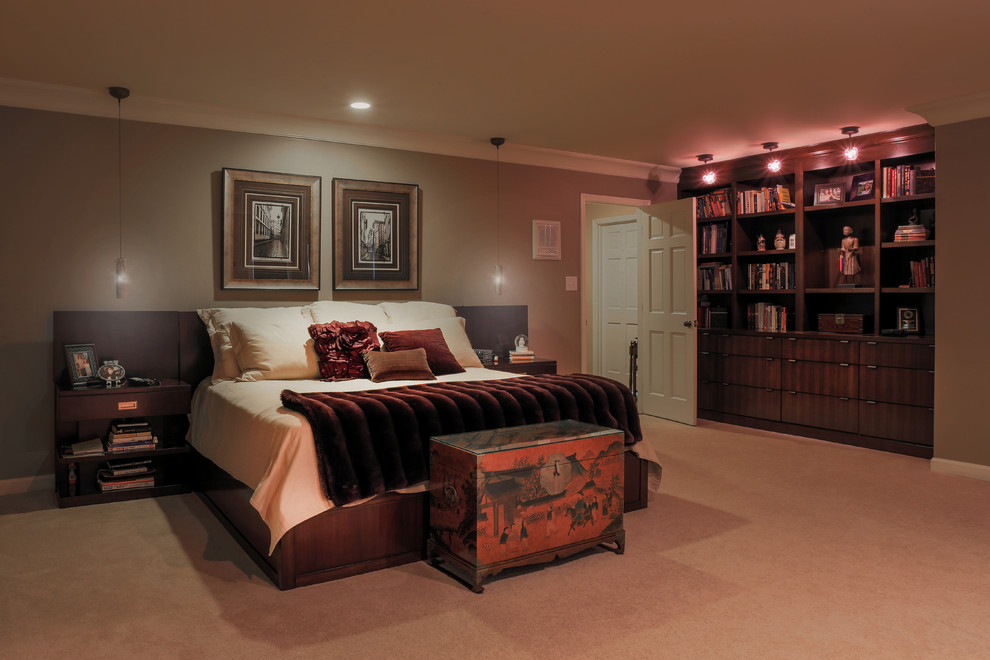 シャーロットにある巨大なアジアンスタイルのおしゃれな主寝室 (茶色い壁、カーペット敷き、標準型暖炉、タイルの暖炉まわり)