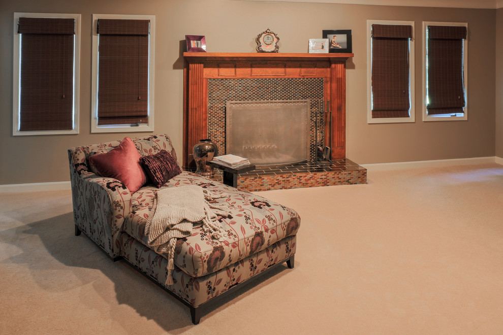 シャーロットにある巨大なアジアンスタイルのおしゃれな主寝室 (茶色い壁、カーペット敷き、標準型暖炉、タイルの暖炉まわり) のレイアウト