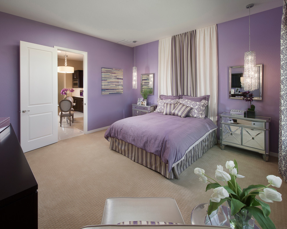 Свежая идея для дизайна: спальня в стиле неоклассика (современная классика) с фиолетовыми стенами и ковровым покрытием без камина - отличное фото интерьера