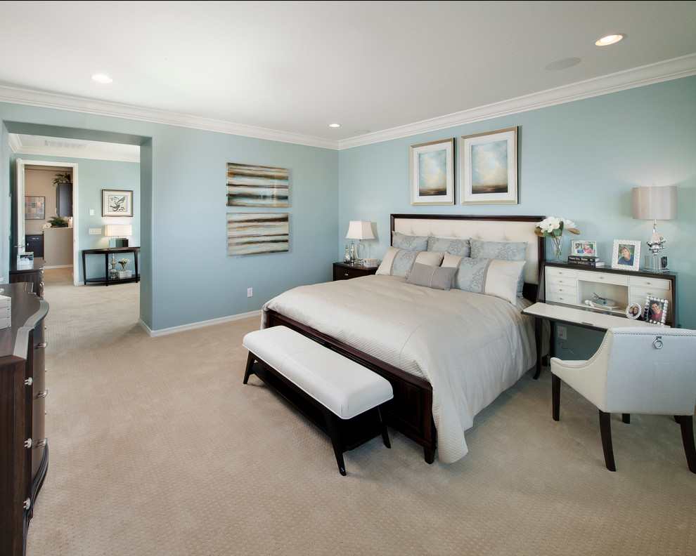 Foto di una camera da letto classica con pareti blu, moquette e nessun camino