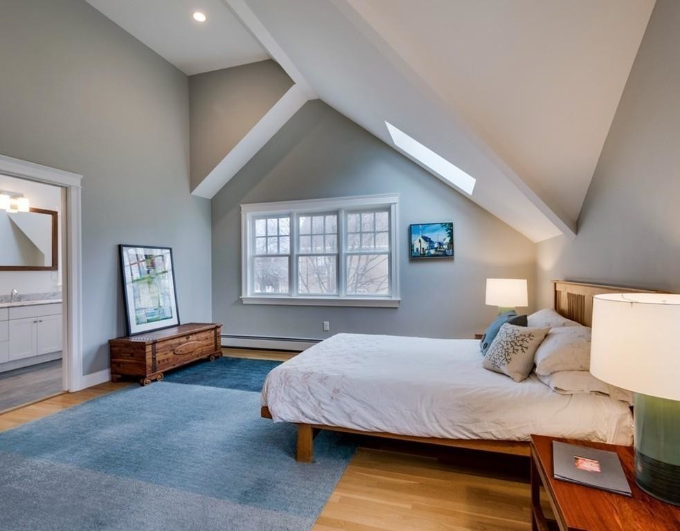 На фото: хозяйская спальня среднего размера в скандинавском стиле с серыми стенами и светлым паркетным полом