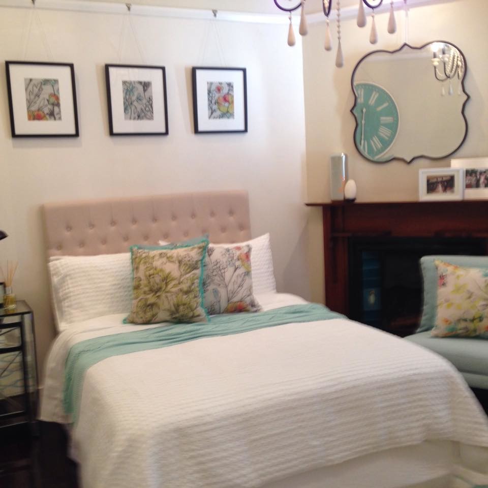 シドニーにある小さなヴィクトリアン調のおしゃれな客用寝室 (白い壁) のインテリア