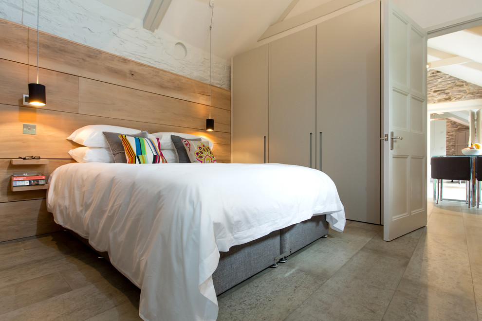 Landhaus Schlafzimmer mit Betonboden in Surrey