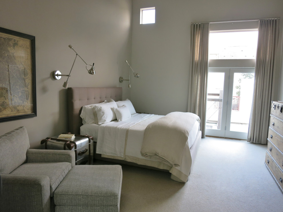Ejemplo de dormitorio tipo loft y abovedado urbano de tamaño medio con paredes blancas, moqueta y suelo gris