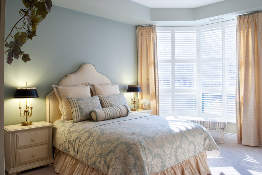 Источник вдохновения для домашнего уюта: большая хозяйская спальня в классическом стиле с синими стенами, ковровым покрытием и бежевым полом