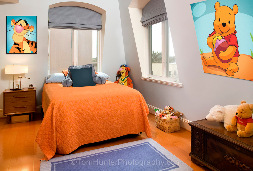 Idéer för mellanstora vintage sovrum, med blå väggar och mellanmörkt trägolv