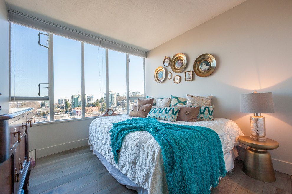 Mittelgroßes Shabby-Look Hauptschlafzimmer mit beiger Wandfarbe und braunem Holzboden in Vancouver