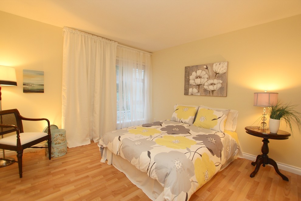 Modelo de dormitorio principal minimalista con suelo laminado