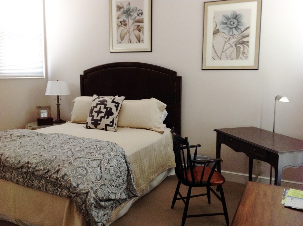 Стильный дизайн: спальня среднего размера в стиле неоклассика (современная классика) с бежевыми стенами, ковровым покрытием и бежевым полом - последний тренд