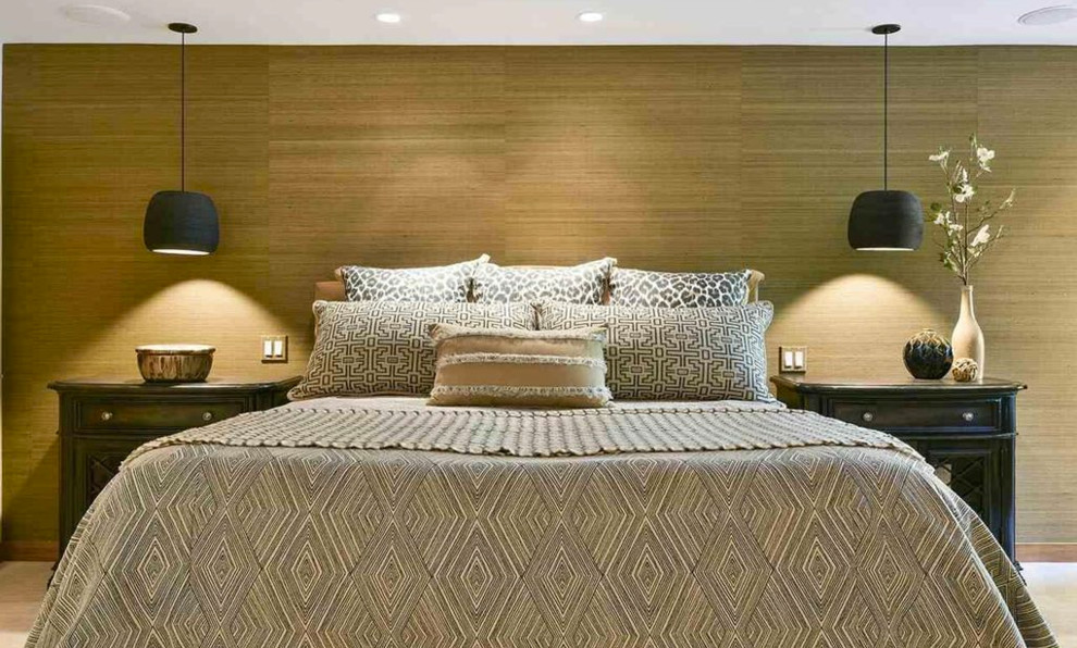 Идея дизайна: большая хозяйская спальня в стиле неоклассика (современная классика) с разноцветными стенами, ковровым покрытием, угловым камином, фасадом камина из дерева и серым полом