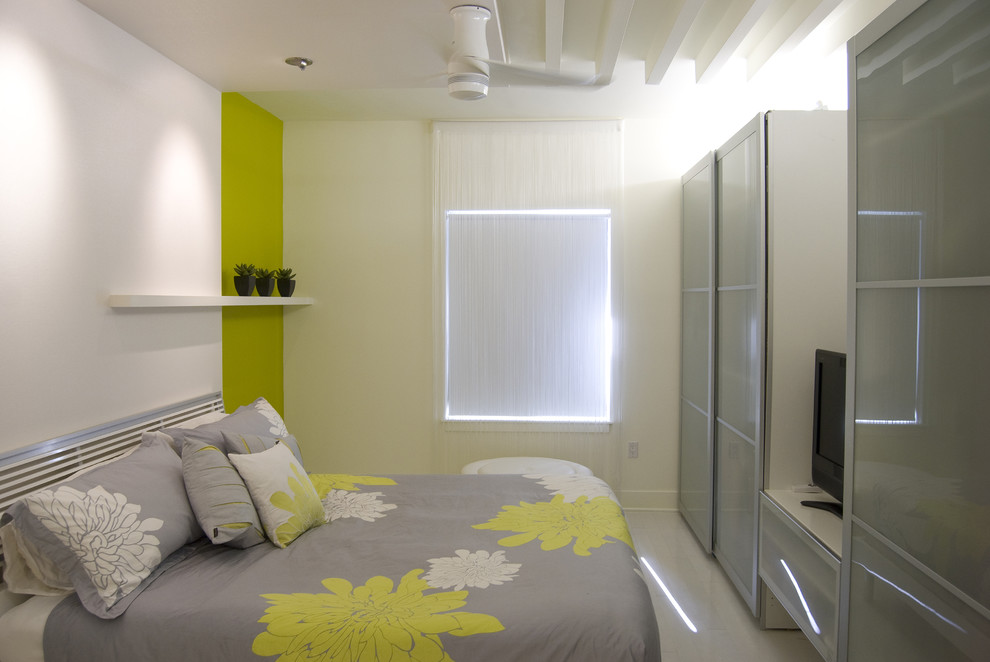 Idée de décoration pour une chambre design avec un mur vert.