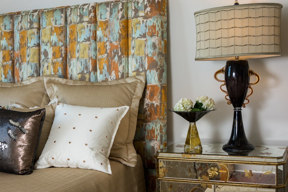Ejemplo de habitación de invitados bohemia de tamaño medio con paredes blancas y suelo de madera en tonos medios