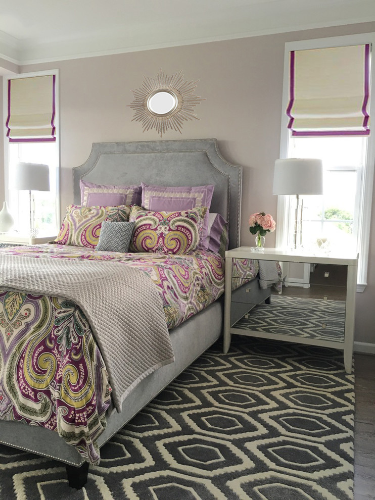На фото: хозяйская спальня среднего размера: освещение в стиле неоклассика (современная классика) с фиолетовыми стенами и полом из винила