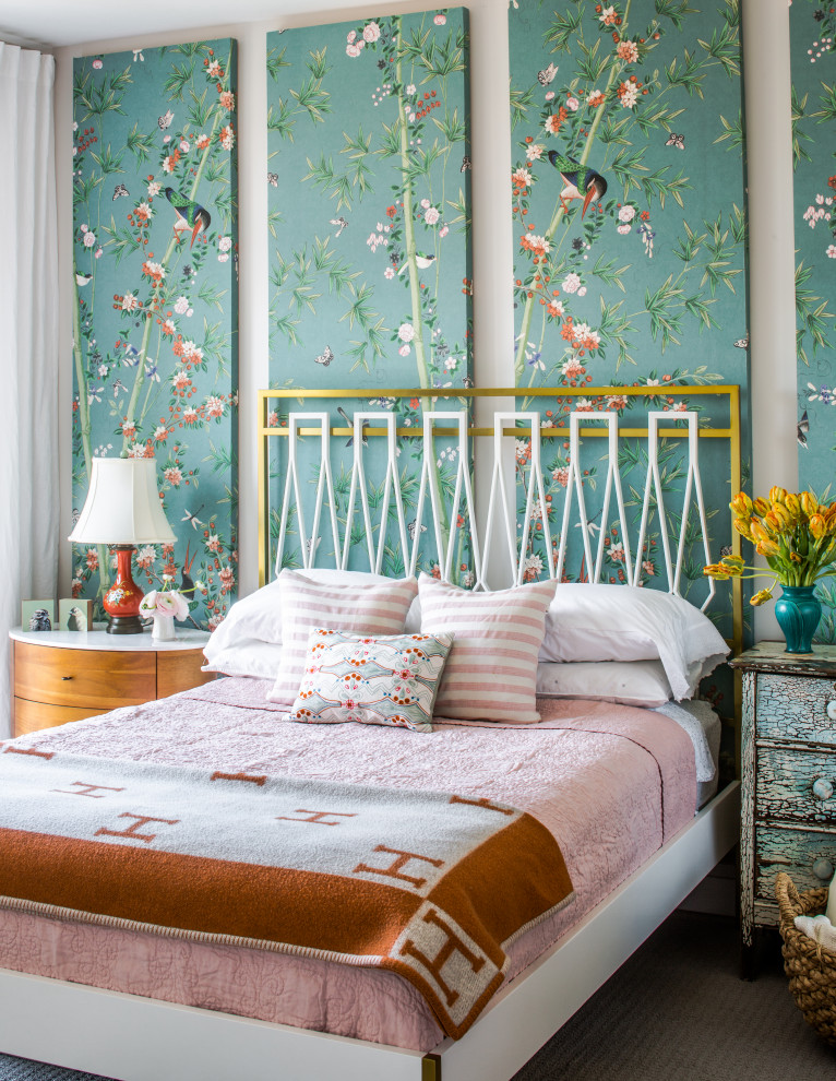 Immagine di una camera da letto bohémian con pareti multicolore, moquette, pavimento grigio e carta da parati