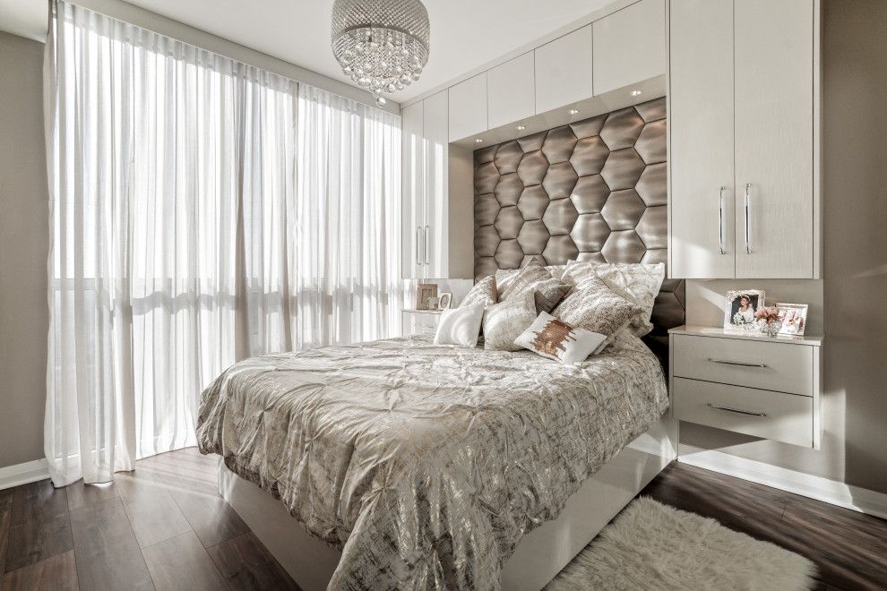Mittelgroßes Modernes Hauptschlafzimmer mit grauer Wandfarbe, braunem Holzboden und braunem Boden in Toronto