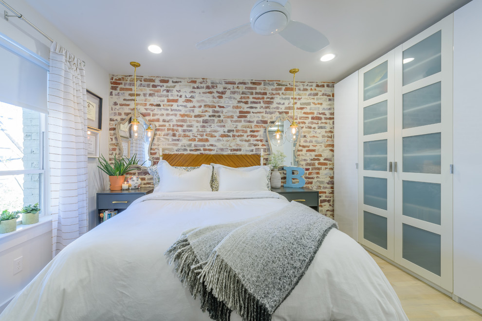 Inspiration pour une petite chambre parentale style shabby chic avec parquet clair, un sol beige et un mur blanc.