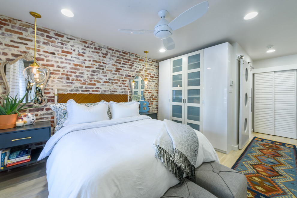 ダラスにある小さなコンテンポラリースタイルのおしゃれな主寝室 (マルチカラーの壁、淡色無垢フローリング、ベージュの床) のインテリア