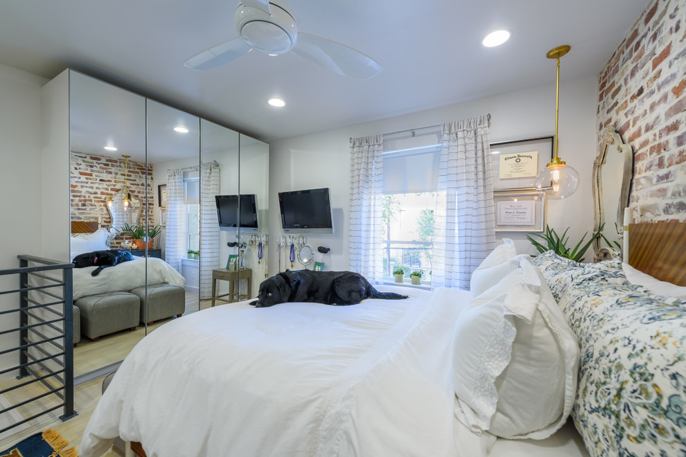 Ejemplo de dormitorio principal contemporáneo pequeño con paredes multicolor, suelo de madera clara y suelo beige