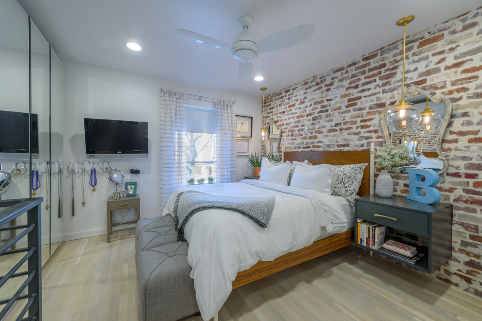 Idee per una piccola camera matrimoniale design con pareti multicolore, parquet chiaro e pavimento beige