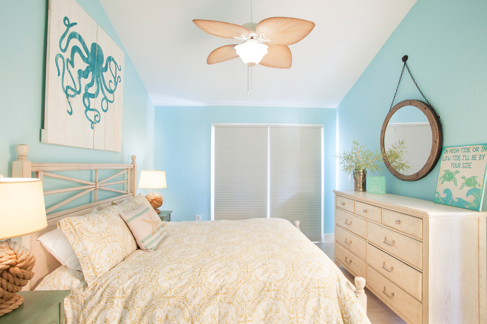 Diseño de habitación de invitados marinera de tamaño medio sin chimenea con paredes azules y suelo beige