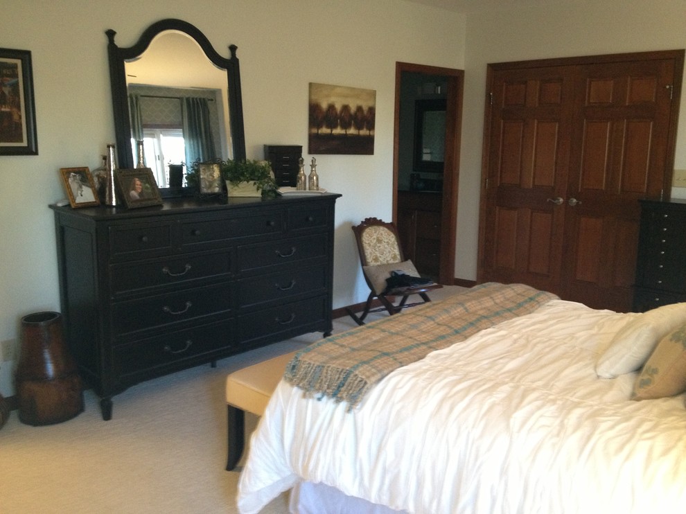 Bedroom - modern bedroom idea in Grand Rapids