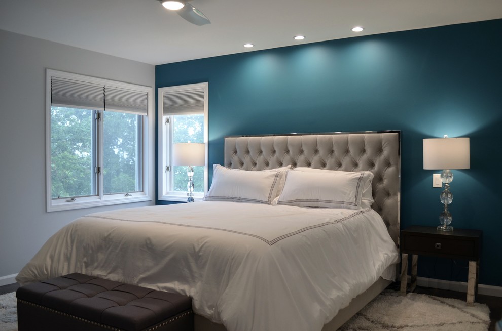 Свежая идея для дизайна: хозяйская спальня среднего размера в современном стиле с серыми стенами, темным паркетным полом и серым полом - отличное фото интерьера
