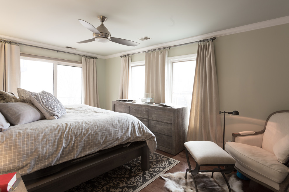 Diseño de dormitorio principal contemporáneo de tamaño medio sin chimenea con paredes beige y suelo de madera en tonos medios