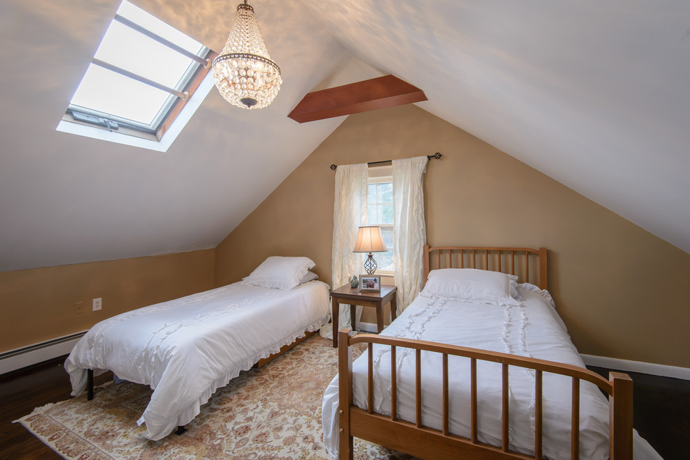 ボストンにあるトラディショナルスタイルのおしゃれな客用寝室 (茶色い壁、濃色無垢フローリング) のインテリア