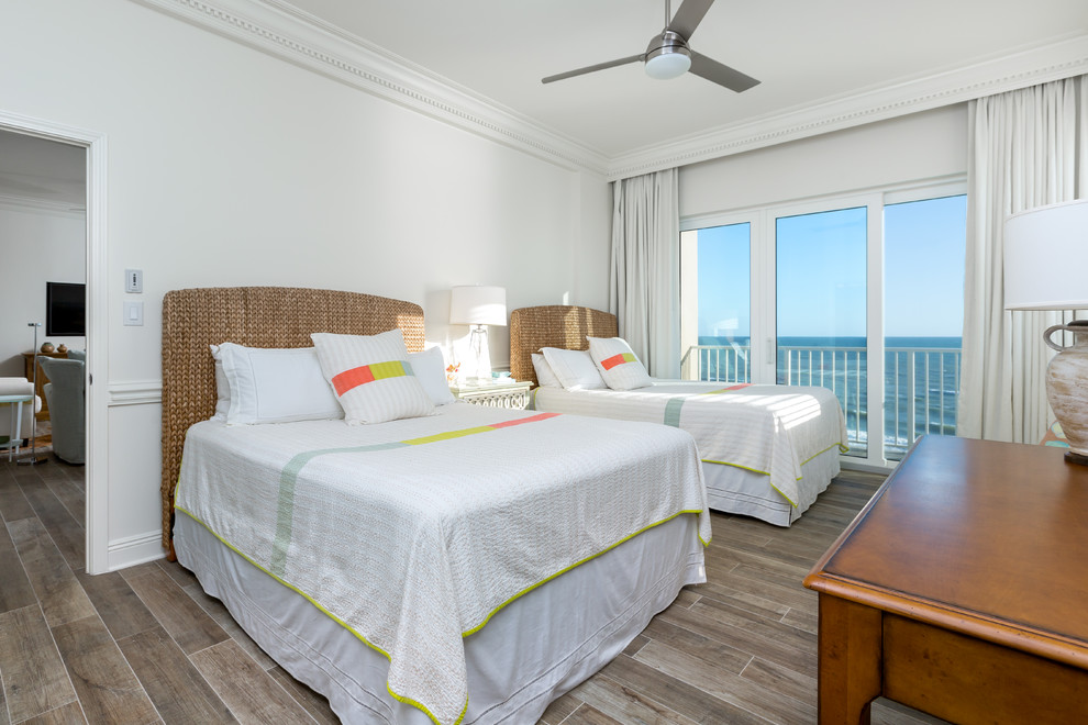 Mittelgroßes Maritimes Gästezimmer ohne Kamin mit weißer Wandfarbe, braunem Holzboden und braunem Boden in Sonstige