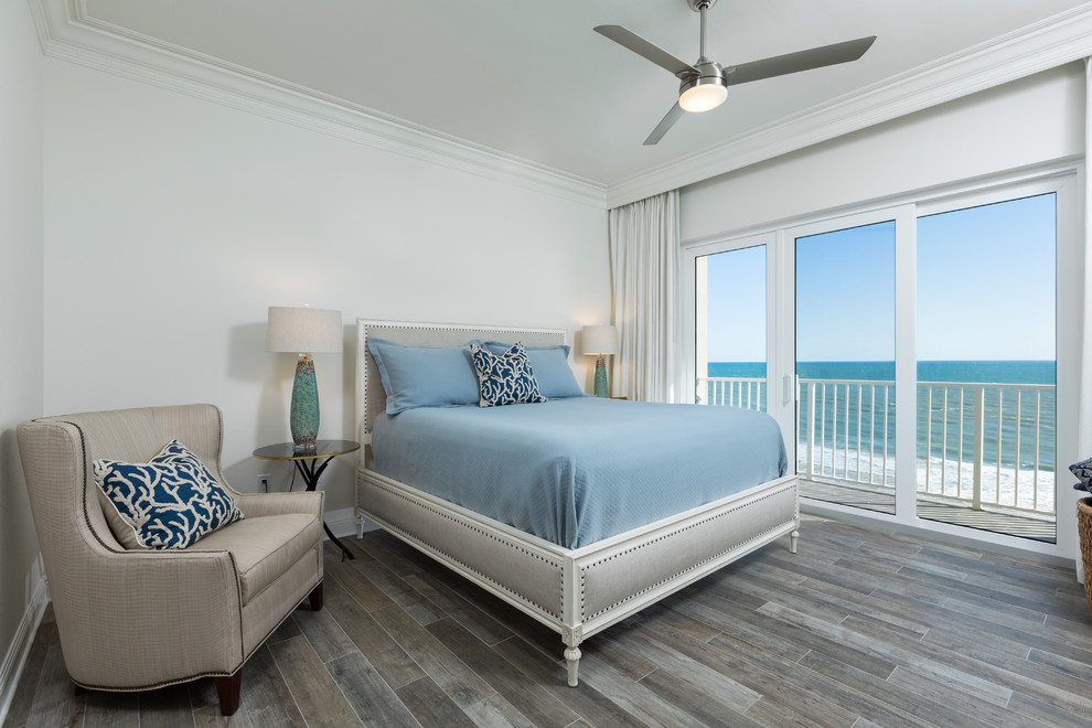 Cette photo montre une grande chambre parentale bord de mer avec un mur blanc, un sol en carrelage de porcelaine et un sol vert.