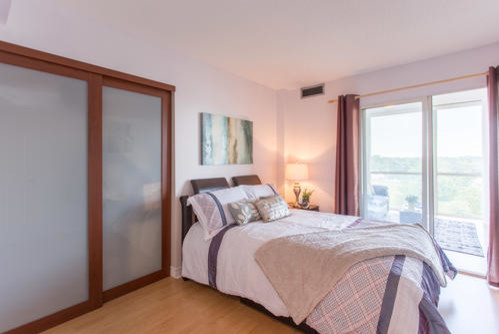 Diseño de habitación de invitados clásica pequeña con paredes grises y suelo de madera clara