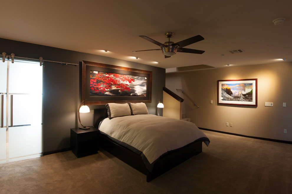 Ejemplo de habitación de invitados minimalista grande sin chimenea con paredes verdes, moqueta y suelo beige