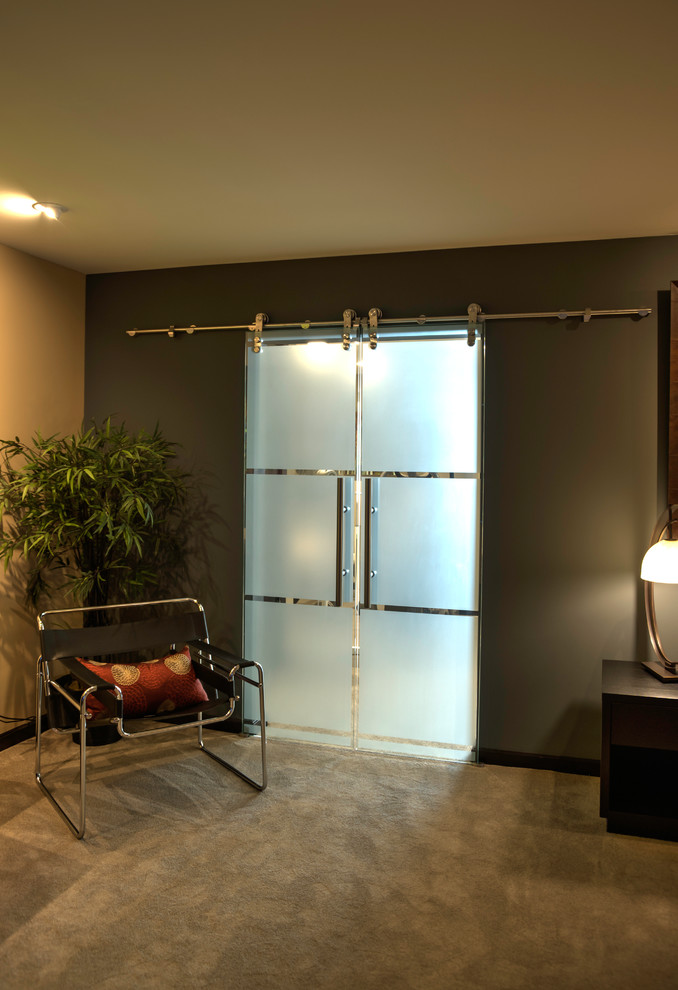 Imagen de habitación de invitados minimalista grande sin chimenea con paredes verdes, moqueta y suelo gris