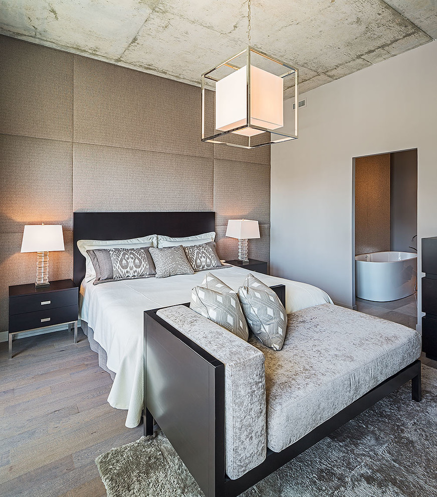 Cette image montre une chambre grise et noire design avec un mur beige et un sol en bois brun.