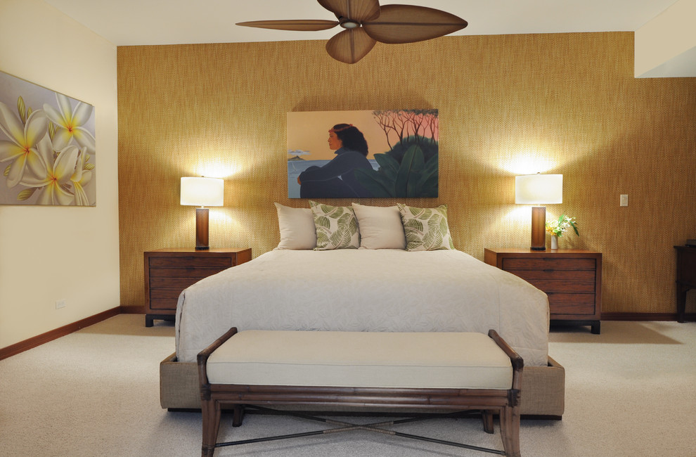 Imagen de dormitorio principal exótico grande sin chimenea con paredes beige, moqueta y suelo beige