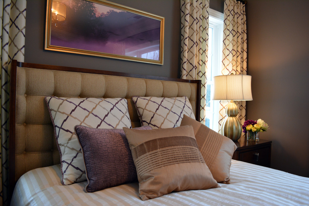 Modelo de habitación de invitados clásica renovada de tamaño medio con paredes grises y suelo de madera en tonos medios