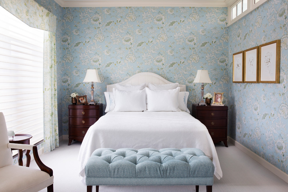 Imagen de dormitorio principal tradicional sin chimenea con paredes multicolor, moqueta y suelo gris
