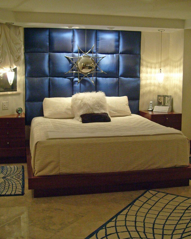 На фото: хозяйская спальня среднего размера в современном стиле с бежевыми стенами и мраморным полом с