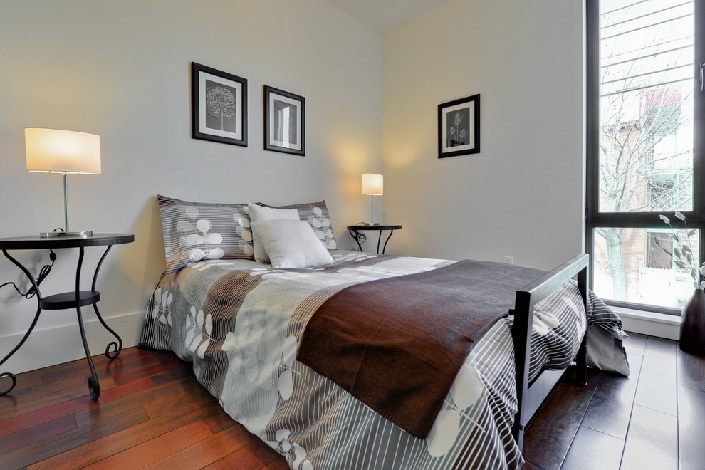 Bedroom - traditional bedroom idea in Montreal