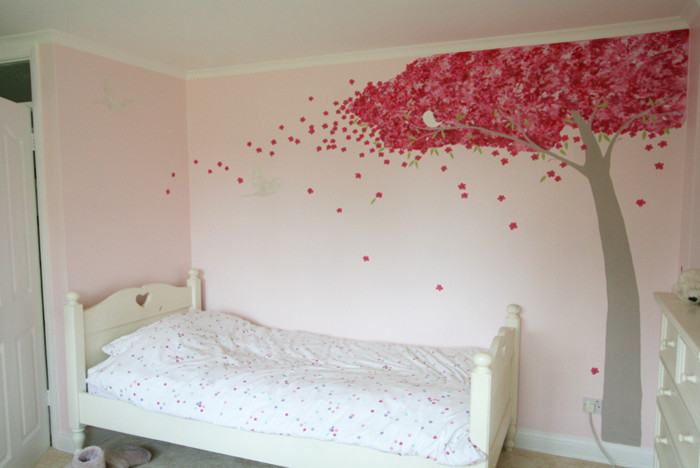Mittelgroßes Modernes Schlafzimmer mit rosa Wandfarbe und Teppichboden in Kent