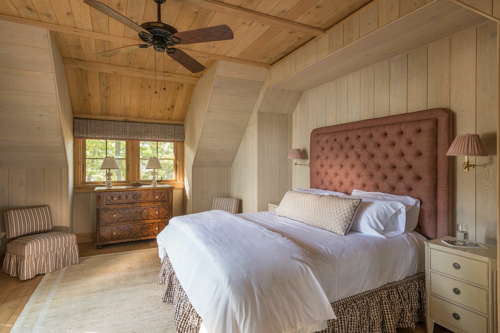 Ejemplo de dormitorio rústico grande con paredes beige, suelo de madera clara, suelo marrón y techo inclinado