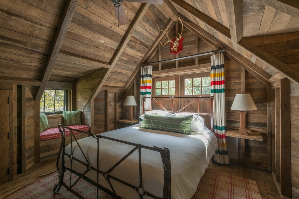 Foto de dormitorio rural grande sin chimenea con suelo marrón, paredes marrones, suelo de madera en tonos medios y techo inclinado
