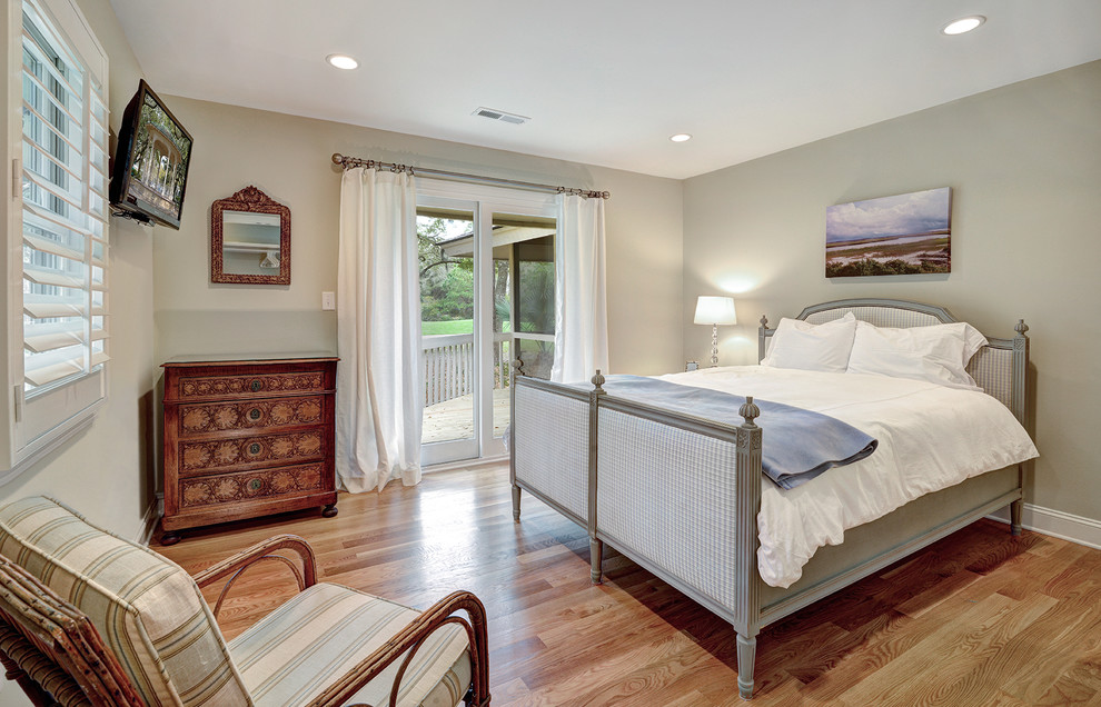 Esempio di una camera da letto chic di medie dimensioni con pareti beige e parquet chiaro