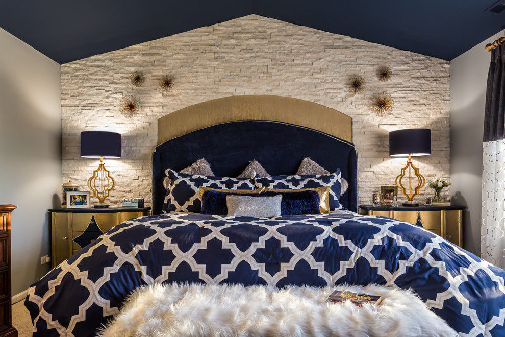 На фото: большая хозяйская спальня в стиле модернизм с серыми стенами, ковровым покрытием и бежевым полом без камина