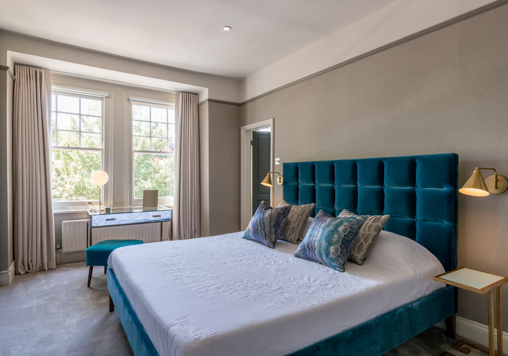 Imagen de dormitorio clásico renovado de tamaño medio con paredes blancas, moqueta y suelo gris
