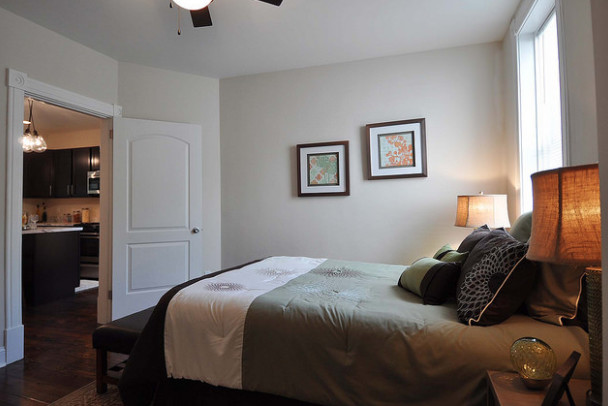 Kleines Klassisches Hauptschlafzimmer mit beiger Wandfarbe und dunklem Holzboden in St. Louis