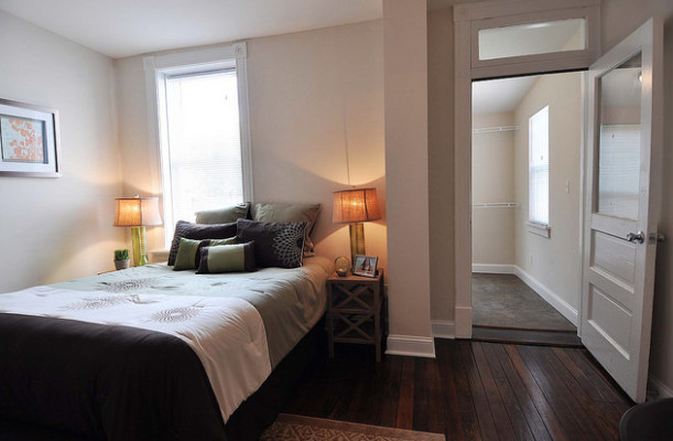 Ejemplo de dormitorio principal tradicional renovado pequeño con paredes beige y suelo de madera oscura