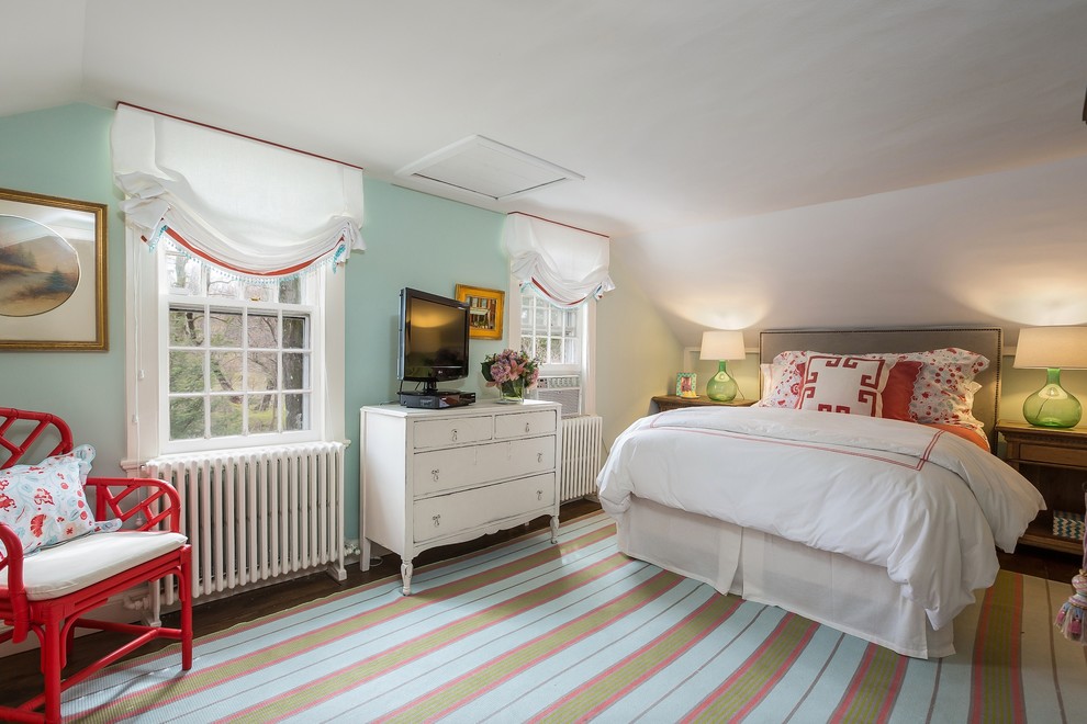 Immagine di una camera degli ospiti country di medie dimensioni con pareti verdi, parquet scuro e pavimento marrone