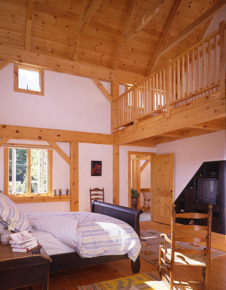 Diseño de dormitorio principal campestre con paredes blancas y suelo de madera en tonos medios